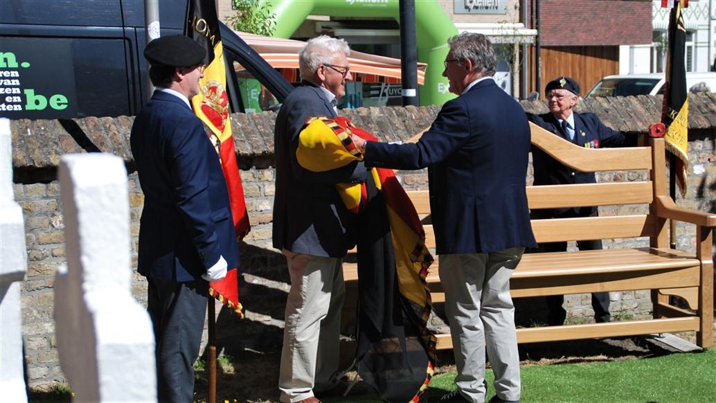 Inhuldiging van de zitbank op het ereperk te Dudzele